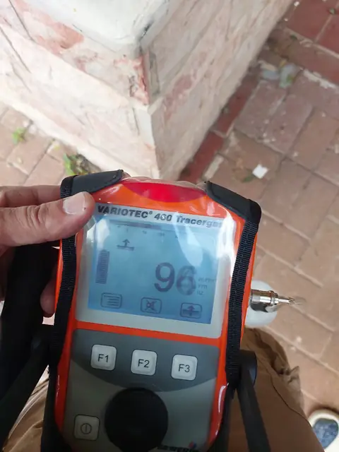 איתור נזילה בחצר ע"י החדרת גז
